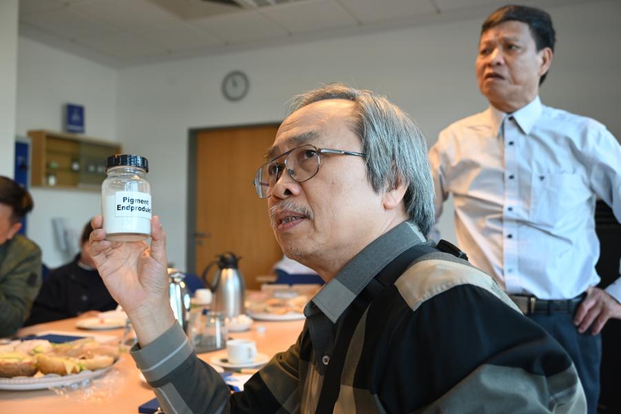 Das Endprodukt des Sulfatverfahrens ist strahlendweißes Pigment – Titandioxid. Bild: Petra Schneider.