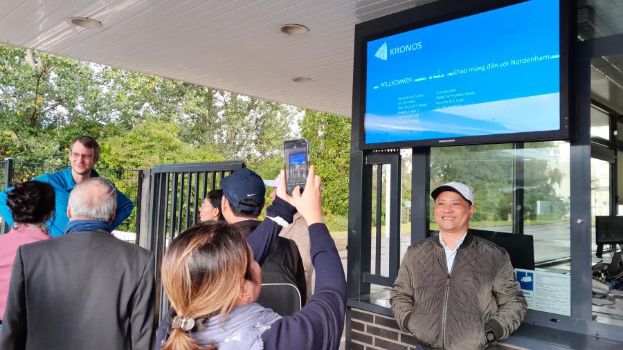 Herzlicher Empfang bei KRONOS TITAN in Nordenham. Bild: Petra Schneider.