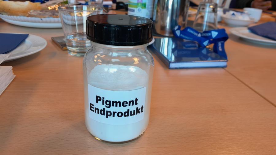 Das Endprodukt des Sulfatverfahrens ist strahlendweißes Pigment – Titandioxid. Bild: Petra Schneider.