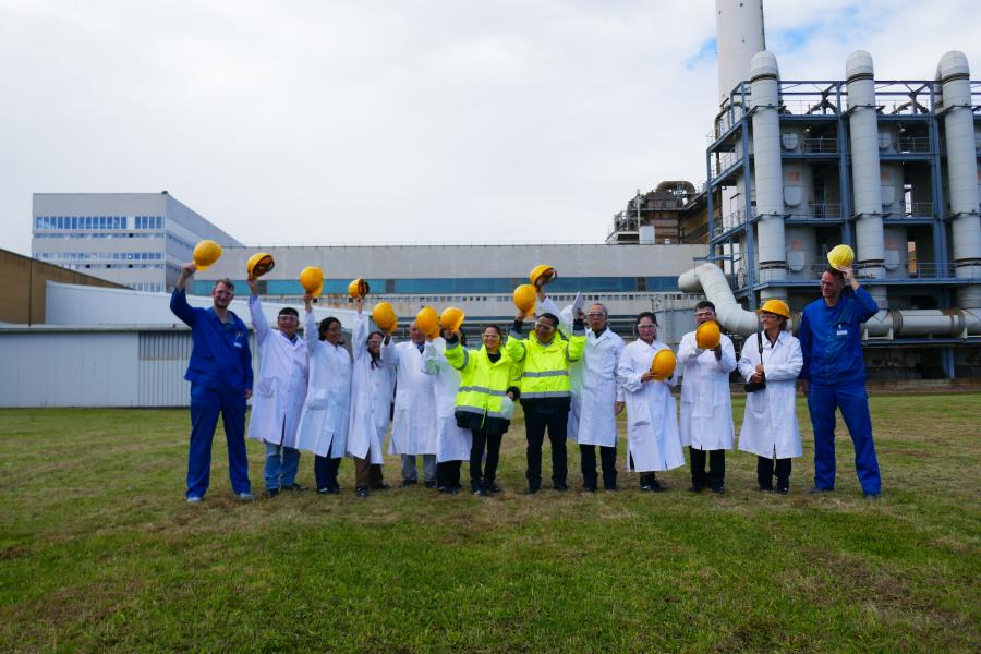 Gruppenfoto auf dem Werksgelände bei KRONOS TITAN in Nordenham. Bild: Conrad Dorer.