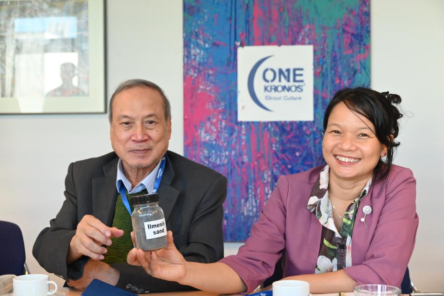 Feingemahlenes Ilmenit aus Norwegen wird beim Seminar betrachtet.