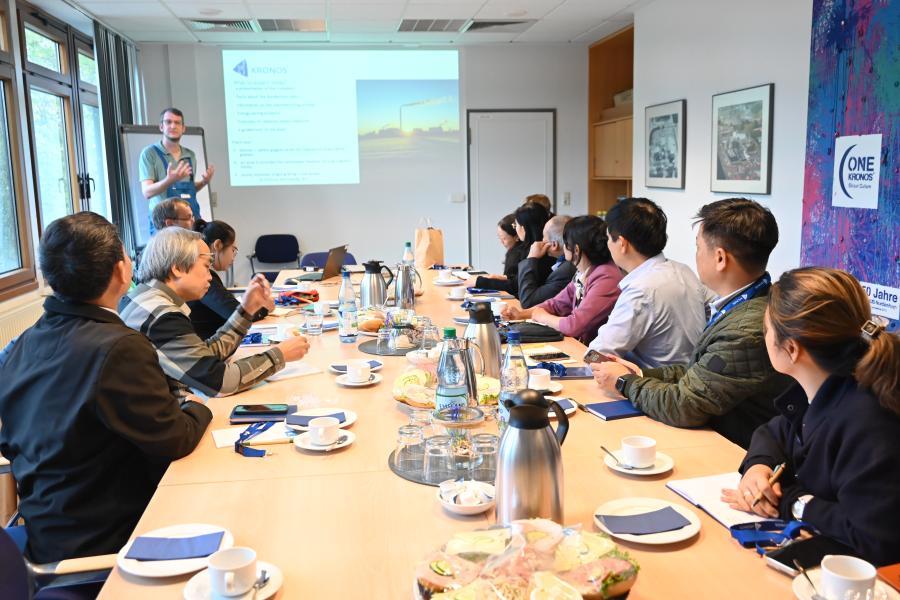 Einführendes Seminar bei KRONOS TITAN. Ressourcenschonung und Nachhaltigkeitsaspekte waren ein wesentliches Thema. Bild: Petra Schneider.
