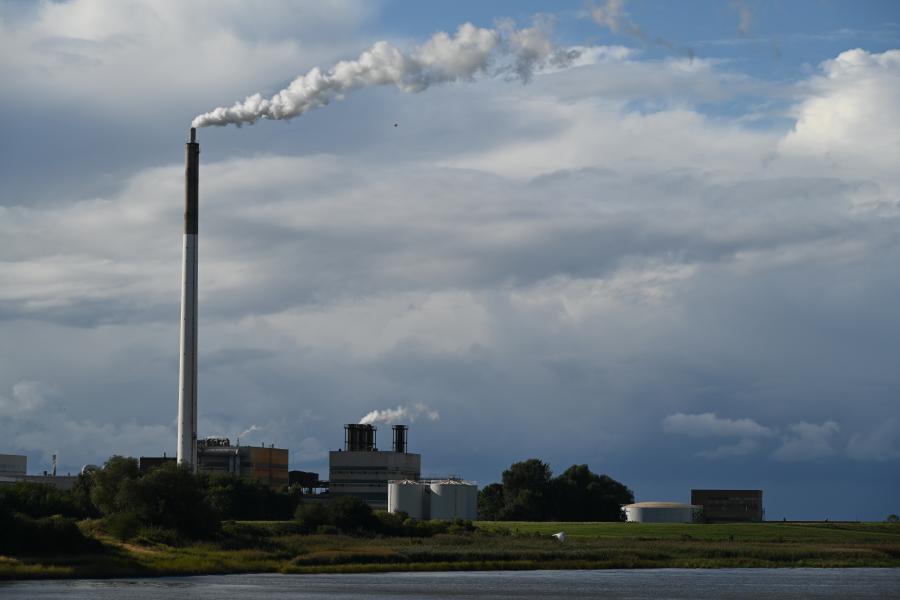 Blick auf das Fabrikgelände von der Waserfähre. Bild: Petra Schneider.