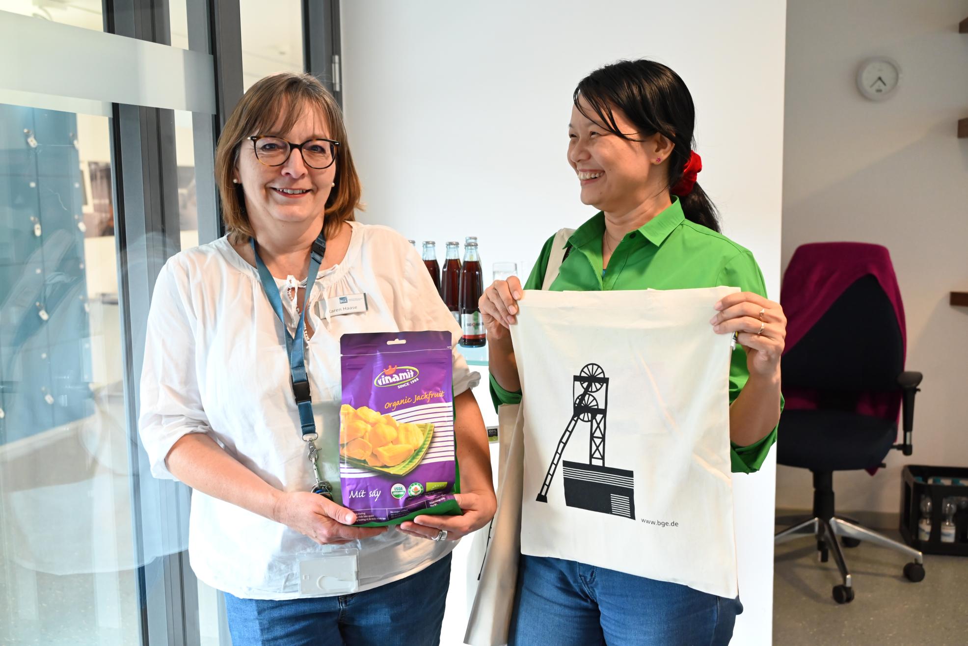 Austausch kleiner Aufmerksamkeiten am Ende des Besuchs. Bild: Petra Schneider. Austausch kleiner Aufmerksamkeiten am Ende des Besuchs. Bild: Petra Schneider.