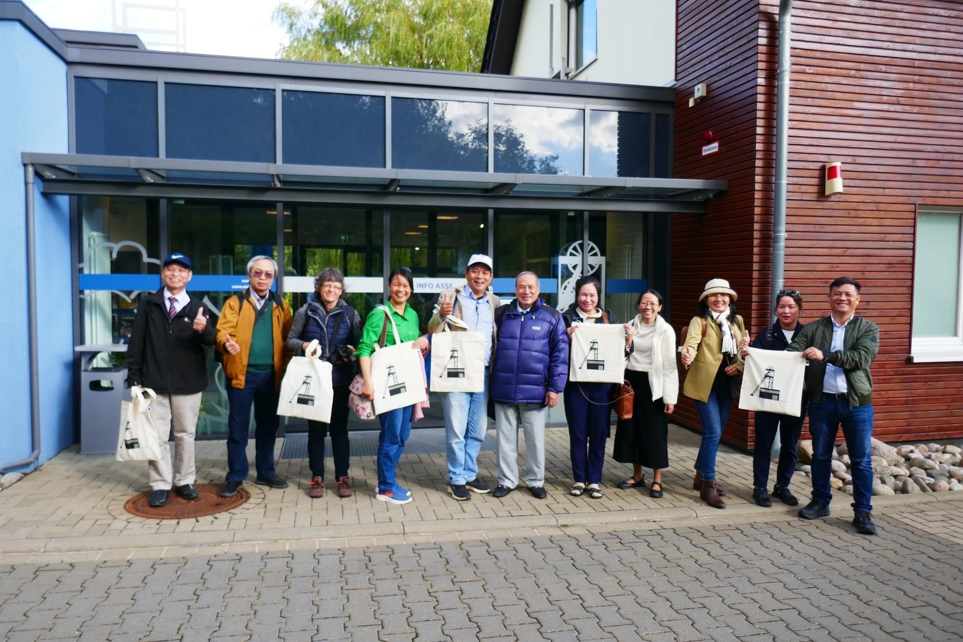 Die Studienreisegruppe vor dem Informationszentrum von Asse II in Remlingen. Bild: Conrad Dorer Die Studienreisegruppe vor dem Informationszentrum von Asse II in Remlingen. Bild: Conrad Dorer