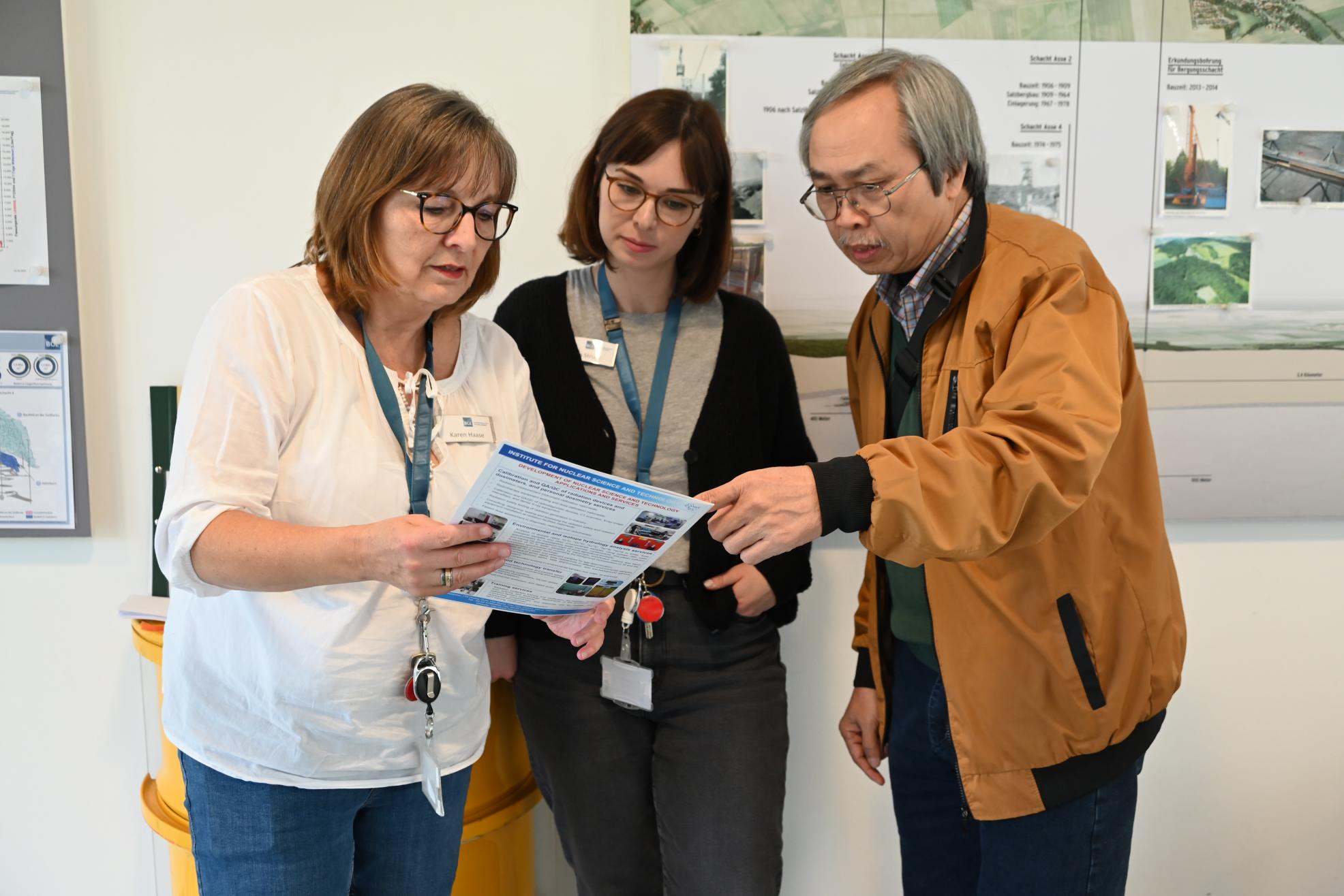 Vertiefende Gespräche nach dem Vortrag. Bild: Bild: Petra Schneider Vertiefende Gespräche nach dem Vortrag. Bild: Bild: Petra Schneider