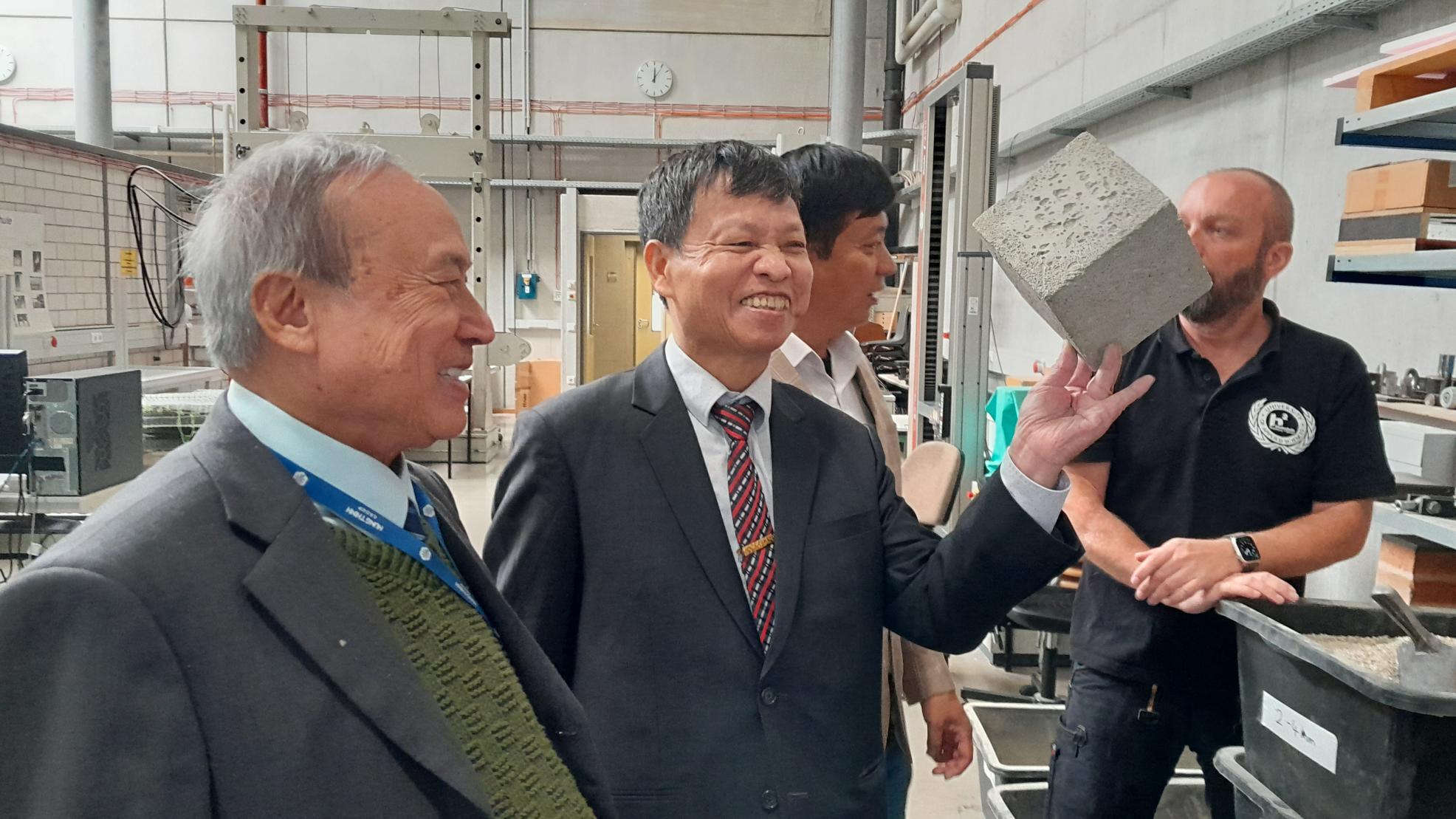 Besichtigung des Bauproduktelabors an der Hochschule Magdeburg-Stendal. Bild: Petra Schneider. Besichtigung des Bauproduktelabors an der Hochschule Magdeburg-Stendal. Bild: Petra Schneider.