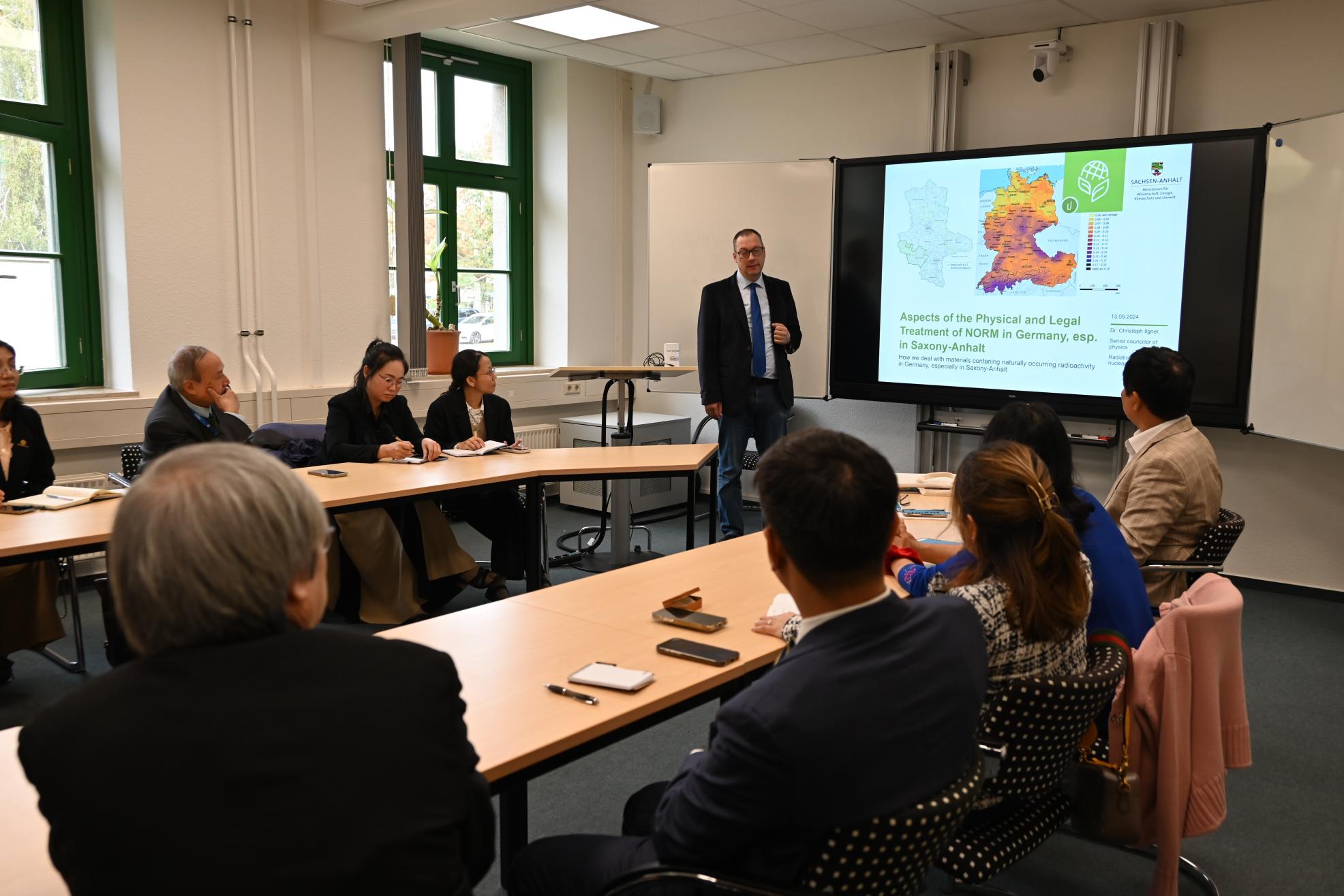 Vortrag zum Thema Strahlenschutz mit besonderem Bezug auf Sachsen-Anhalt an der Hochschule Magdeburg-Stendal. Bild: Petra Schneider. Vortrag zum Thema Strahlenschutz mit besonderem Bezug auf Sachsen-Anhalt an der Hochschule Magdeburg-Stendal. Bild: Petra Schneider.