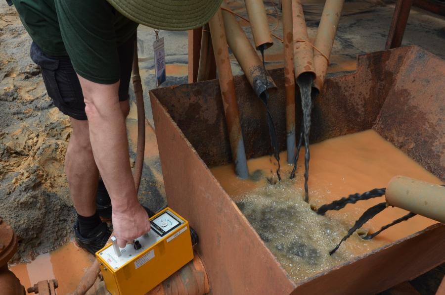 Image 2: Measurement of the local dose rate during the extraction of heavy sands © Petra Schneider