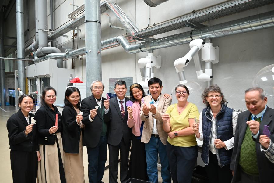 Laboratory tour at Magdeburg-Stendal University of Applied Sciences. Image: Petra Schneider