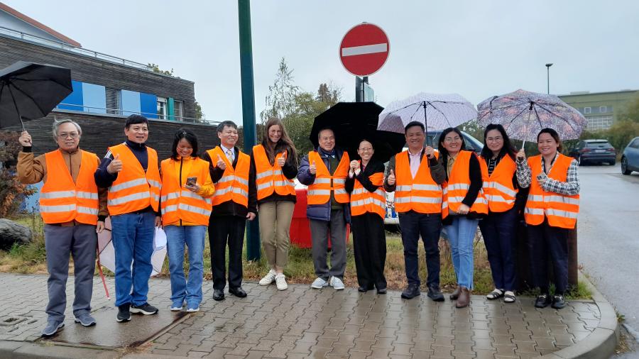 Joint visit to the Cröbern central landfill. Image: Petra Schneider