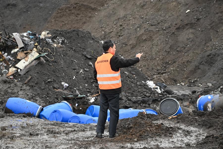 Joint visit to the Cröbern central landfill. Image: Petra Schneider