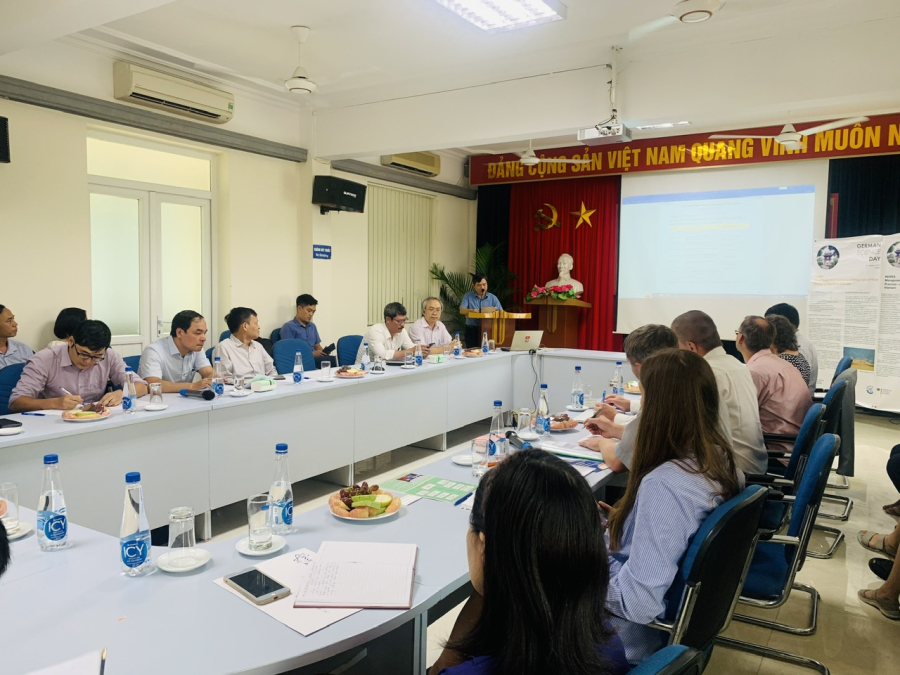 Mr Pham Duc Khue,
 Director of INST,
 closing the meeting.