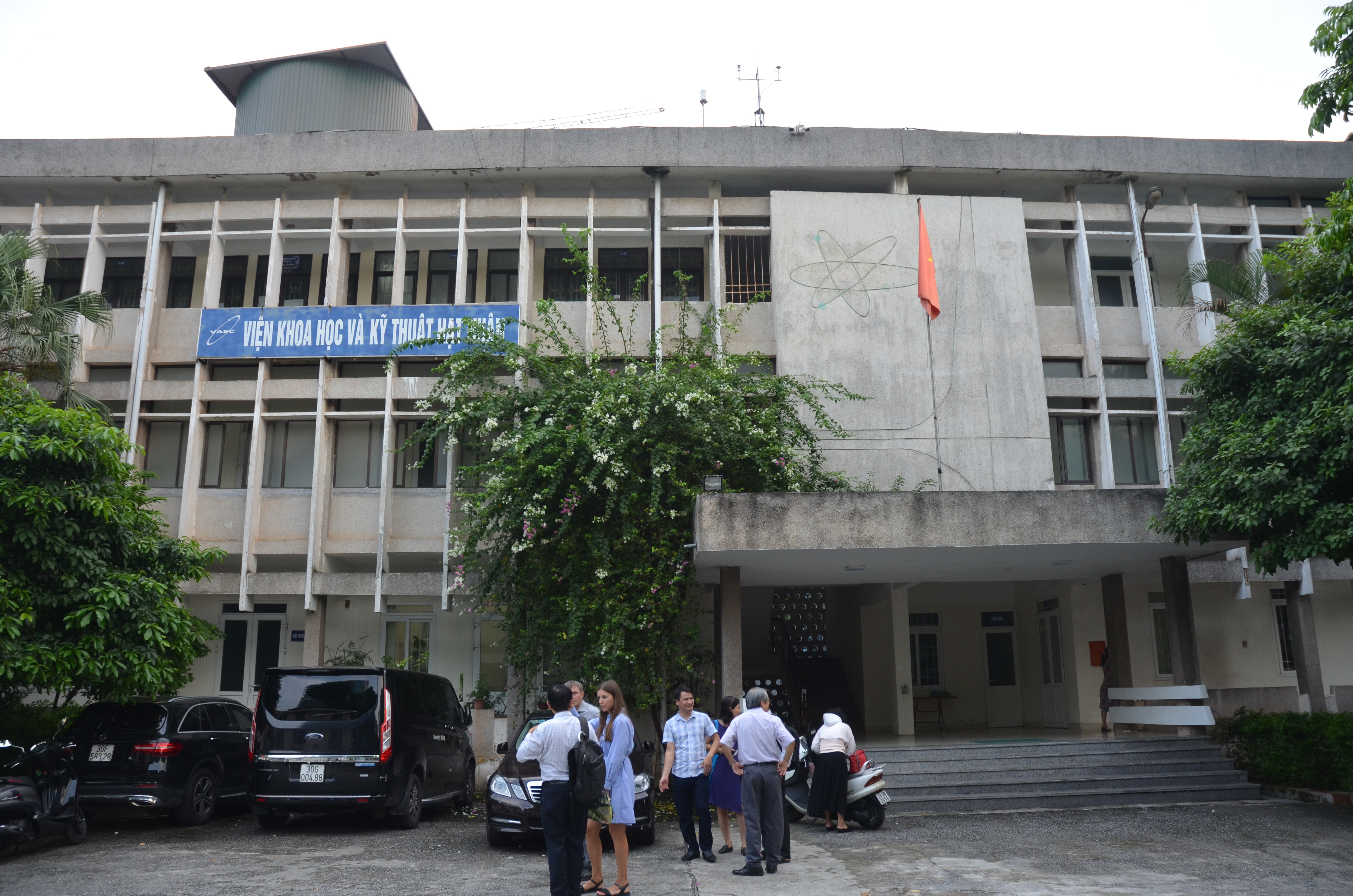 Institute for Nuclear Science and Technology (INST),
 Hanoi – a VINATOM research institute founded in 1991.