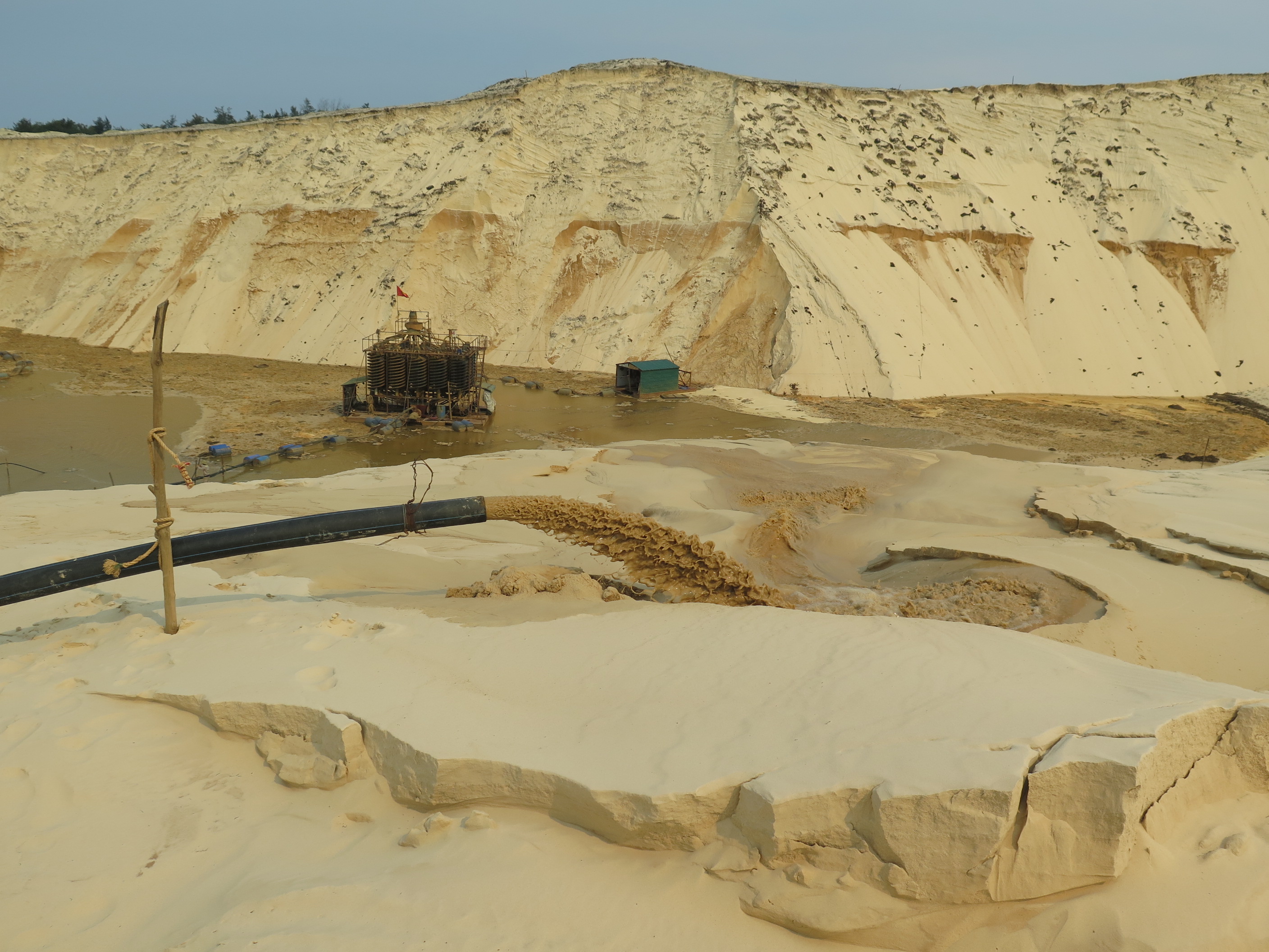 Schwersandabbau durch Placer Mining in der vietnamesischen Provinz Quảng Trị