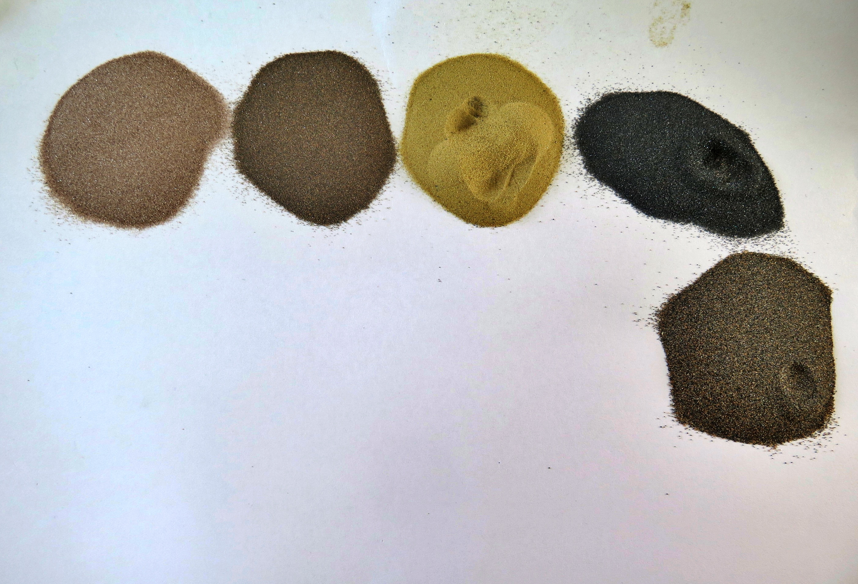 Schwermineralsande in Vietnam enthalten u.a. die wirtschaftlich relevanten Minerale Ilmenit,
 Rutil,
 Zirkon und Monazit.